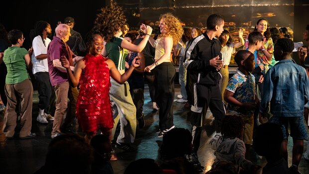Le public danse sur la scène