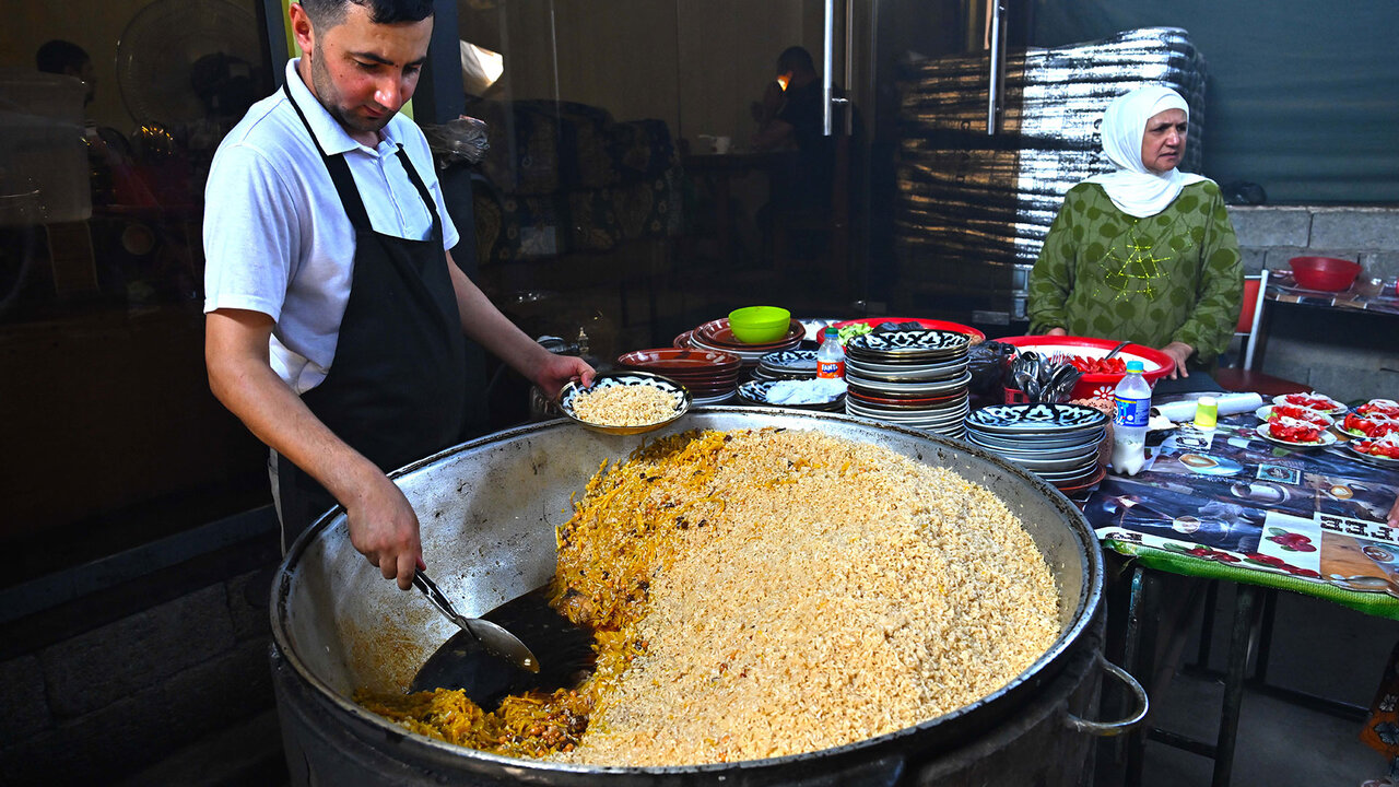 Un petit restaurant et son plov, le plat national d'Asie centrale