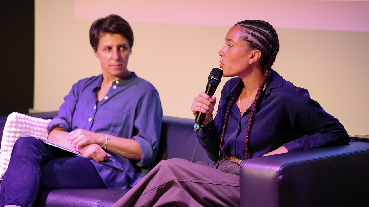 Au micro, Mathilde Boulay, du collectif Ascenceur et Juliette Griffond de la délégation égalité et citoyenneté du département.