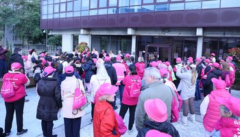 Marche rose à travers la ville de Tremblay-en-France.