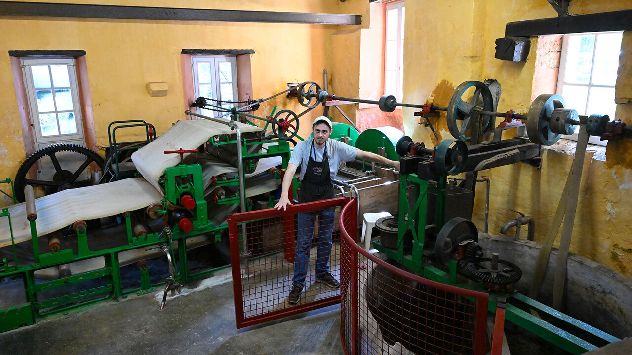 Les vénérables machines du moulin de Couze tournent encore.