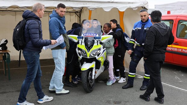 Autour d'une moto de la Police nationale