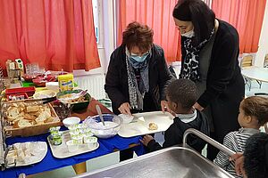 Catherine Letellier, conseillère municipale, est venu prêter main forte lors des petits déjeuners à l'école Langevin. 
