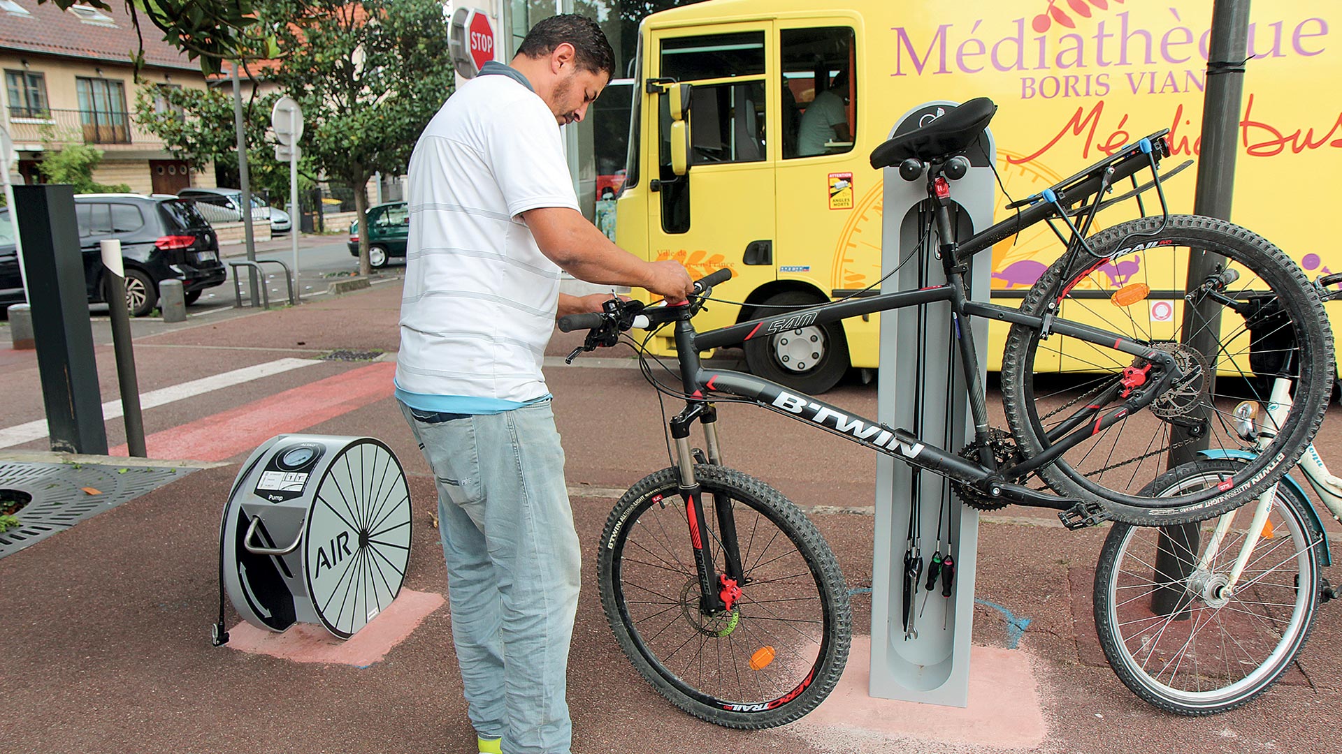 Pompe et kit de réparation roue pour vélo de ville
