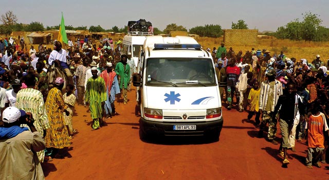 Livraison d’une ambulance au village de Fatao. - Agrandir l'image, . 0octets (fenêtre modale)