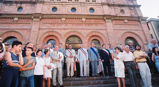 Visite d’une délégation d’élus tremblaysiens devant le théâtre de Marsciano. - Agrandir l'image, . 0octets (fenêtre modale)
